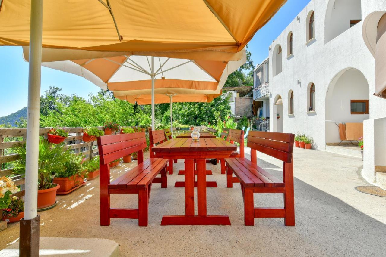 Pataki Studios Petrovac Exterior foto