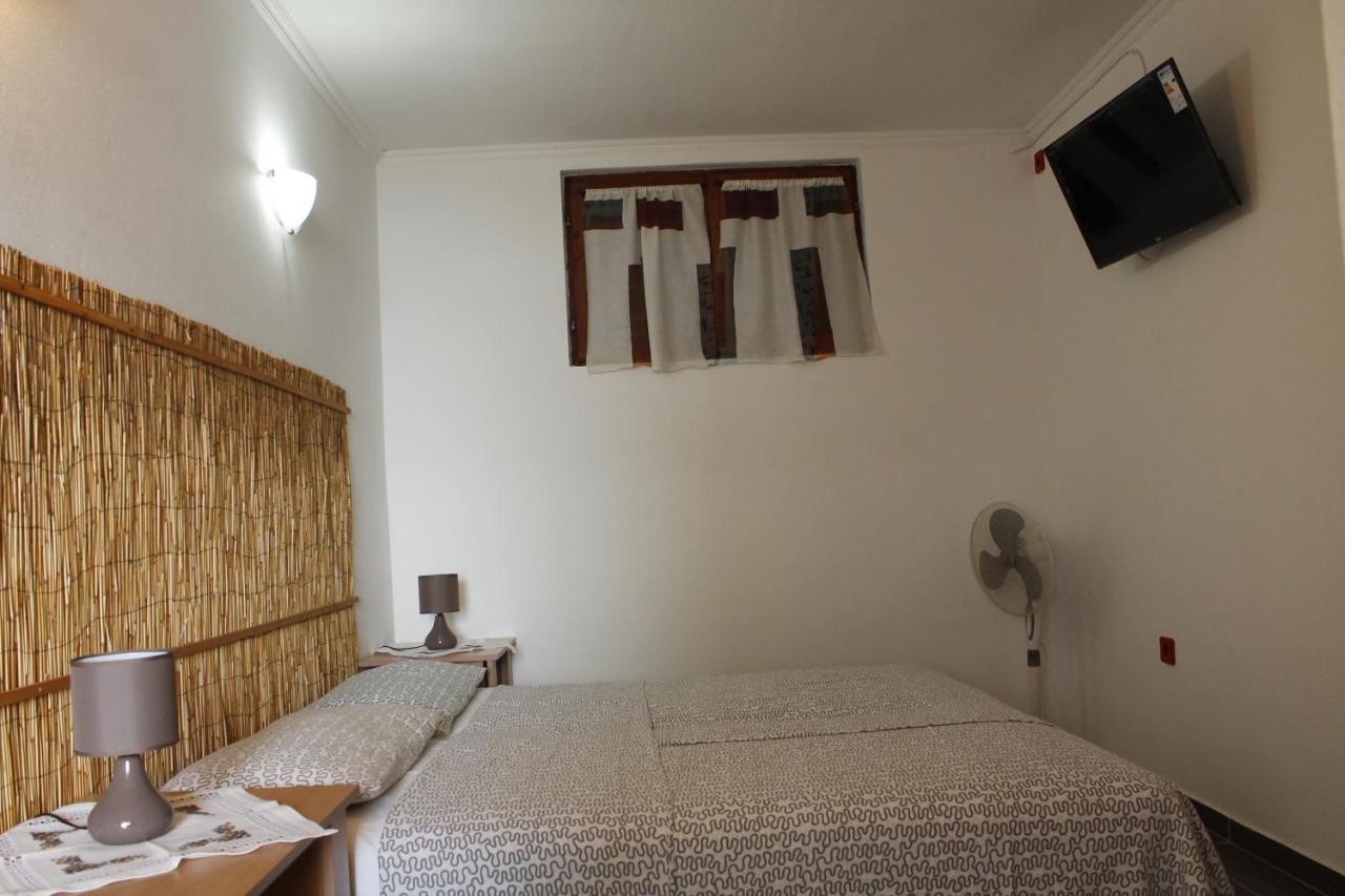 Pataki Studios Petrovac Exterior foto